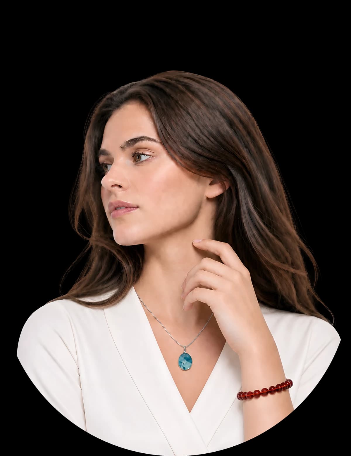 Pendentif et bracelet de pierres naturelles portés