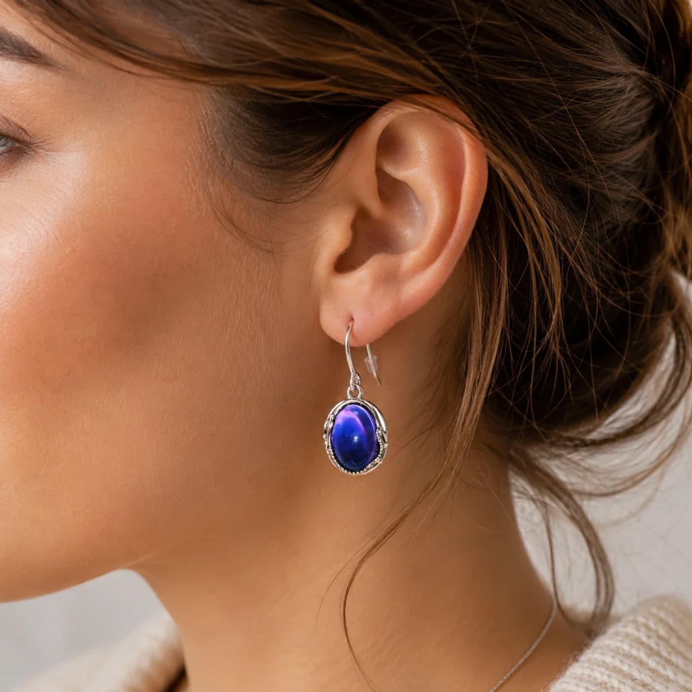 Boucles d’oreilles Améthyste - Capucine, en situation