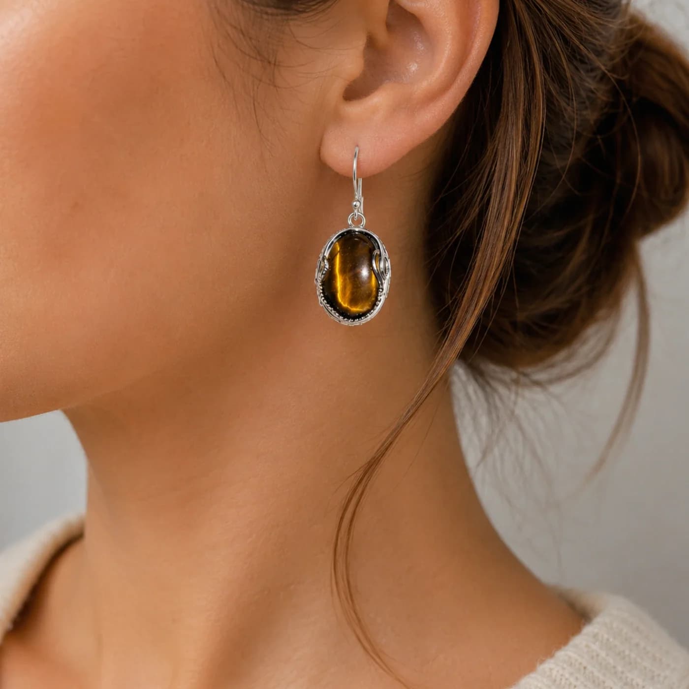 Boucles d’oreilles Oeil de tigre - Capucine, en situation