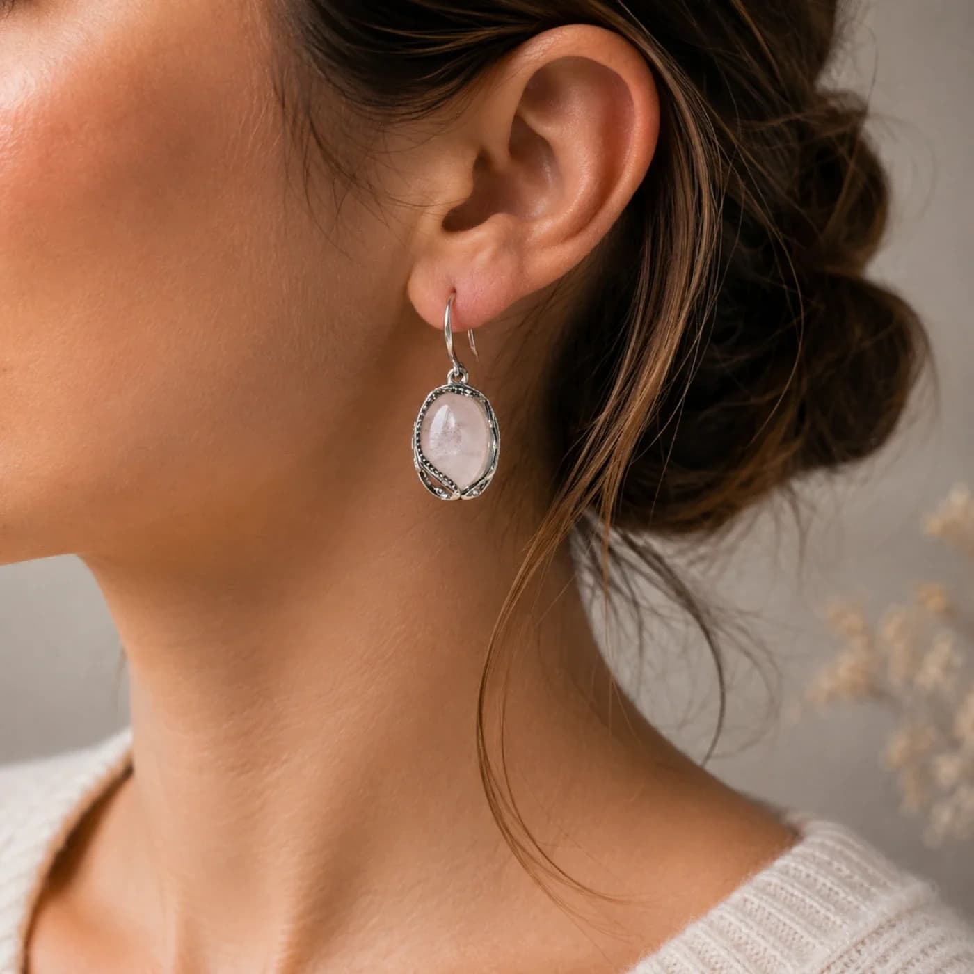 Boucles d’Oreilles Quartz Rose - Capucine, en situation