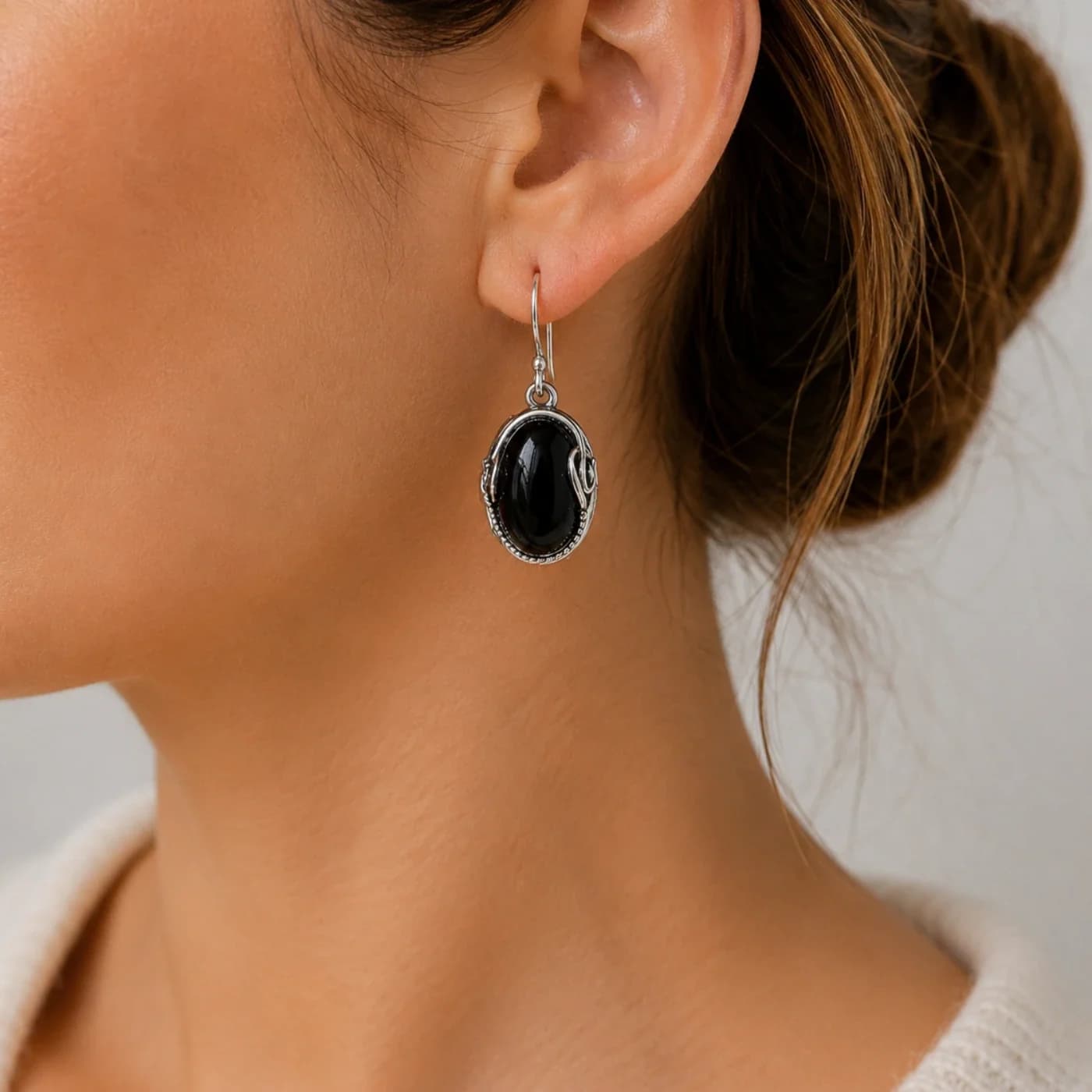 Boucles d'oreille Onyx noir - Capucine, en situation