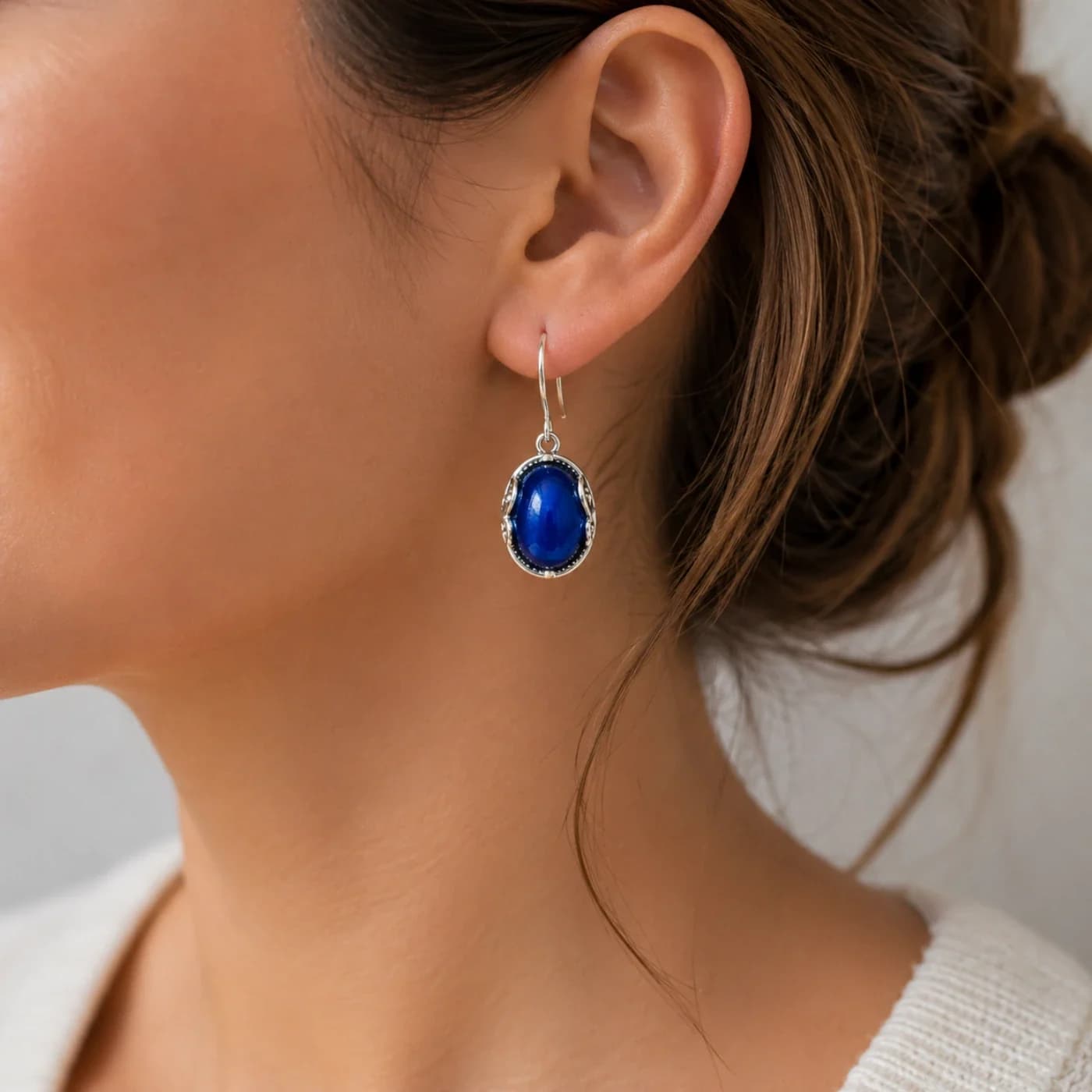 Boucles d’oreilles Lapis-Lazuli - Capucine, en situation