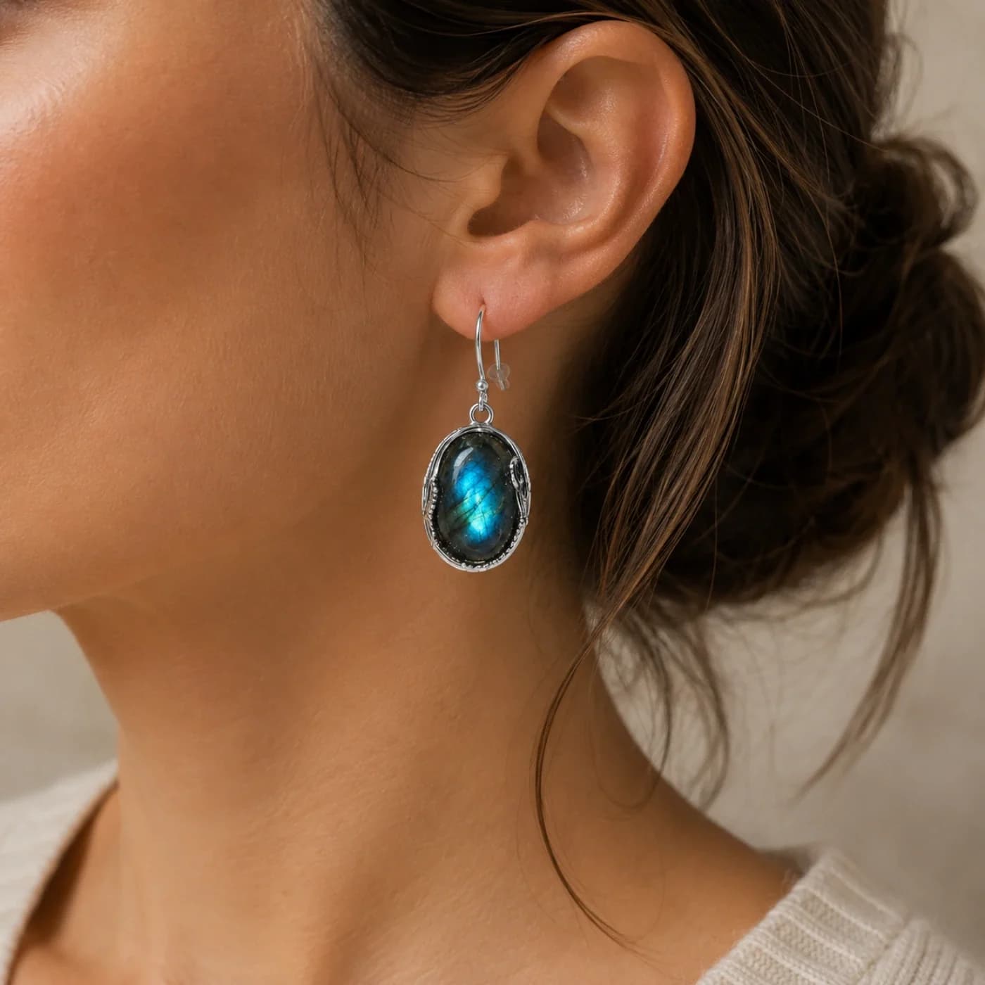 Boucles d’Oreilles Labradorite - Capucine, en situation