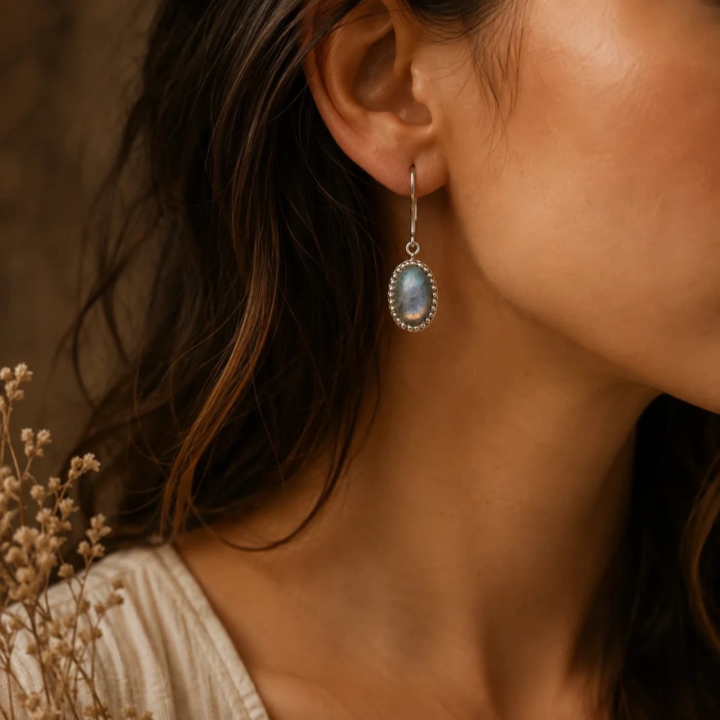 Boucles d’Oreilles Labradorite - Alexandra, en situation